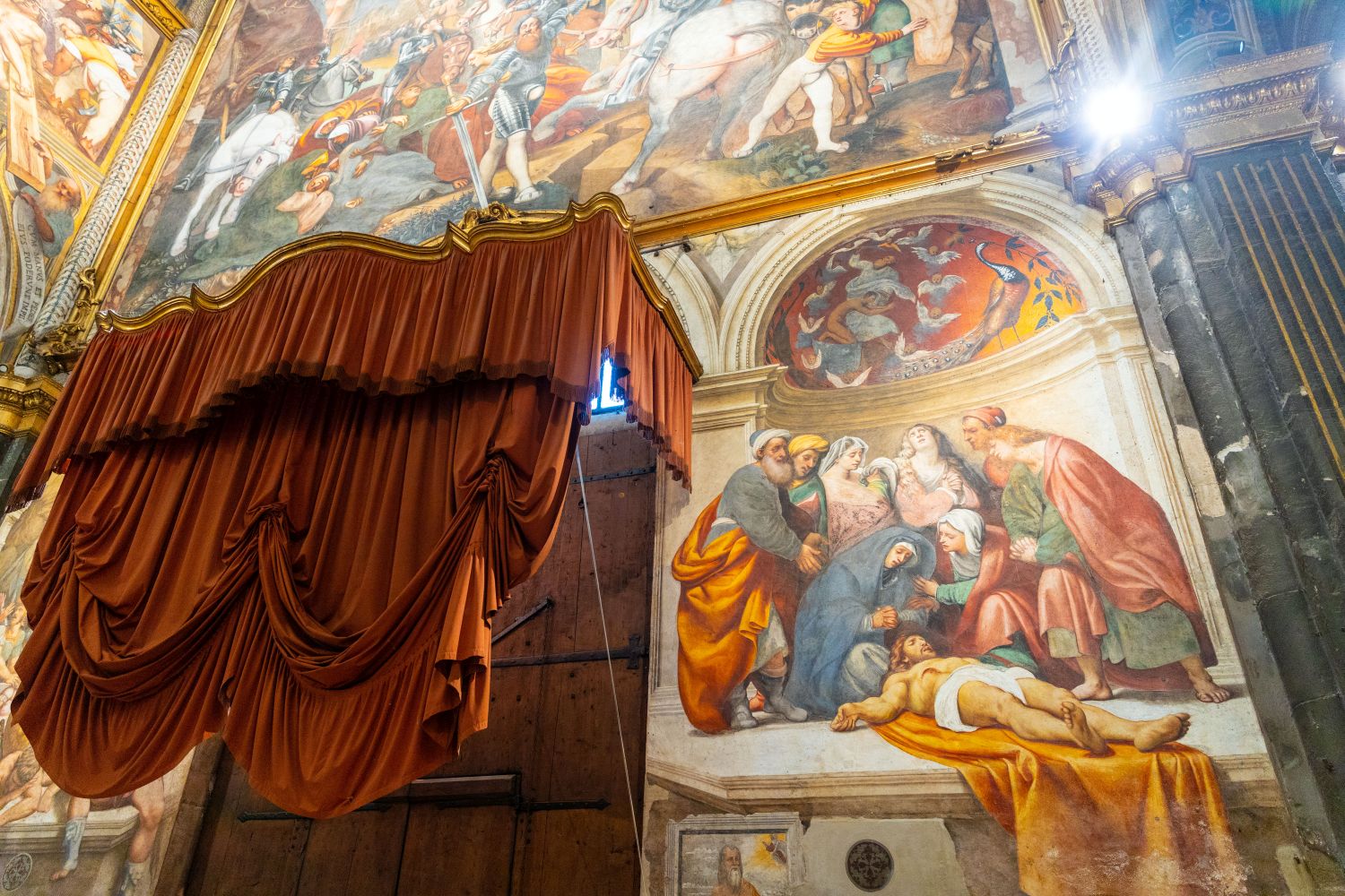 Eingangsportal im Dom, Cremona